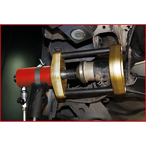 Werkzeug an einem Fahrzeugteil. Rotes, goldfarbenes Werkzeug in Nahaufnahme.